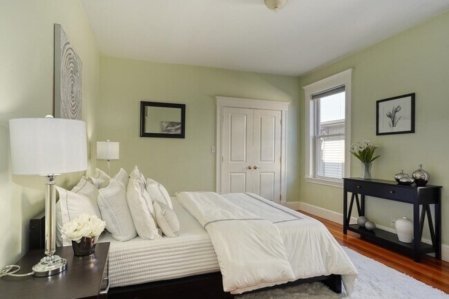 Building Photo - 98 Amory St