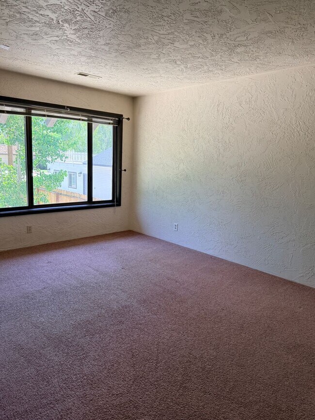 Building Photo - 4 Bed 2.5 Bath House with yard in McLaren Ranch