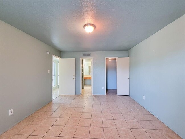 Building Photo - 17423 Ranch Country Rd