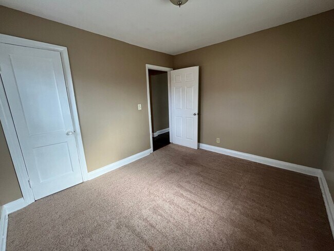 Building Photo - Updated 2 Bedroom 1 Bath Convenient Shively location