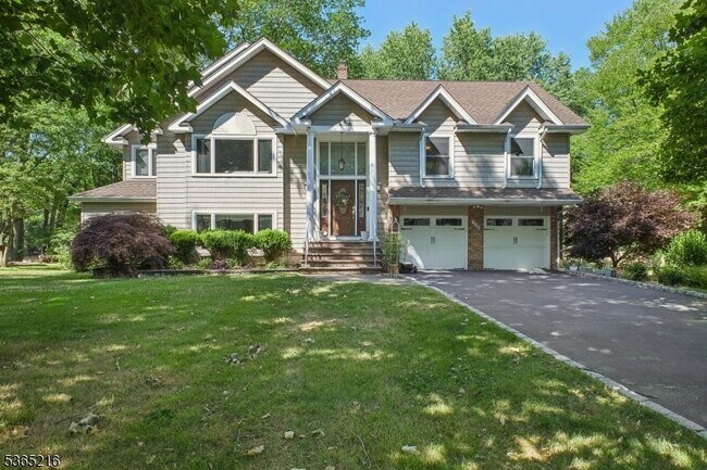 Primary Photo - 195 Chaucer Dr