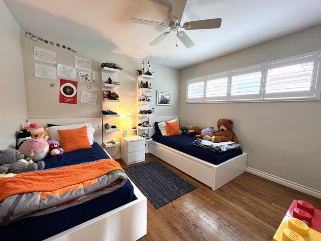 Building Photo - 3B/3B LUXURY Remodeled Home! w/ Garage! Large Fenced Backyard! Bike to the Beach!