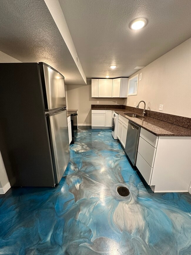 Building Photo - 613 Killarney Dr