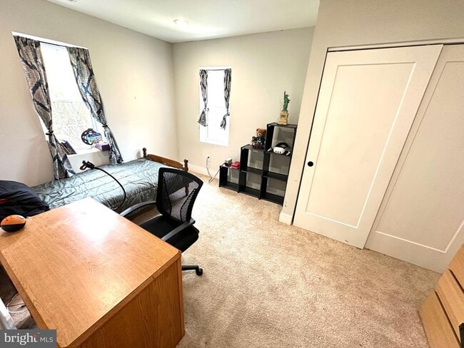 Building Photo - 842 E Cathedral Rd