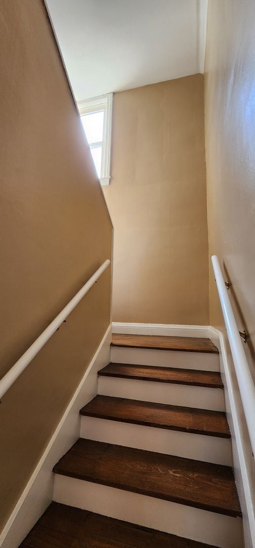 Building Photo - Welcome to this charming 3-bedroom, 2-bath...