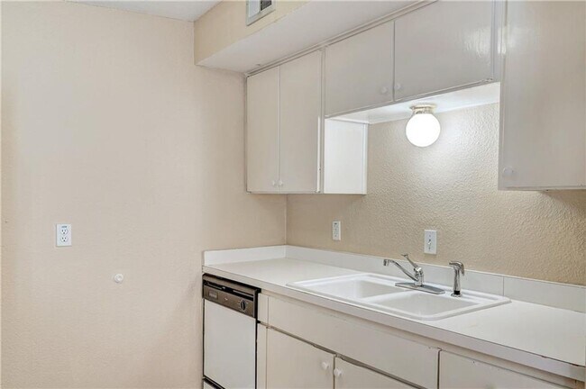 Building Photo - UT condo for lease