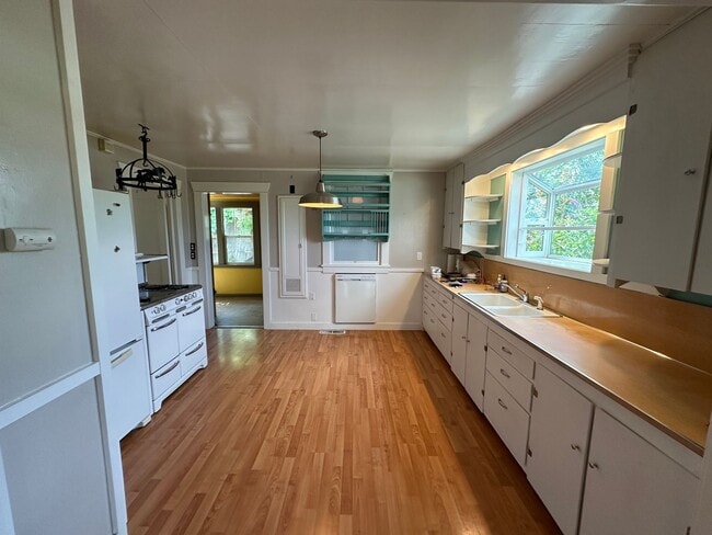 Building Photo - Adorable 2 Bedroom One Bathroom Home Close...