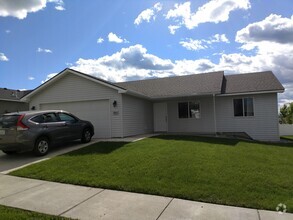 Building Photo - Modern Home with Large Yard