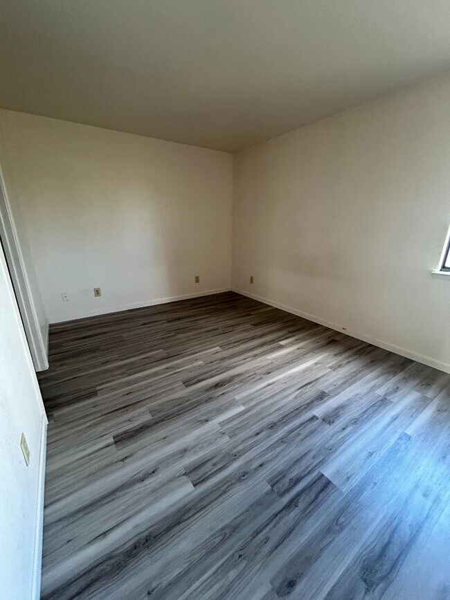 Building Photo - 2250 Scarborough Dr