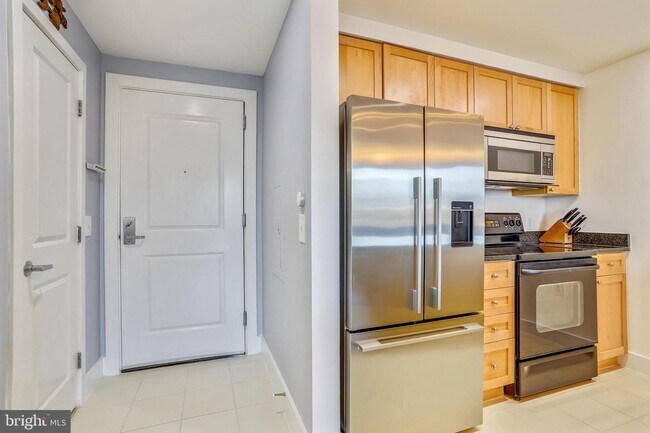 Building Photo - Professionally Managed // 1bedroom 1bathroom// Court House// Parking Included!