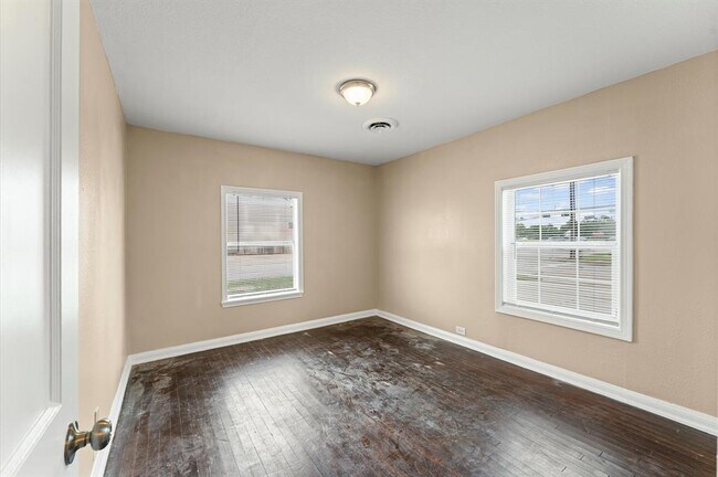 Building Photo - 3216 Avenue I