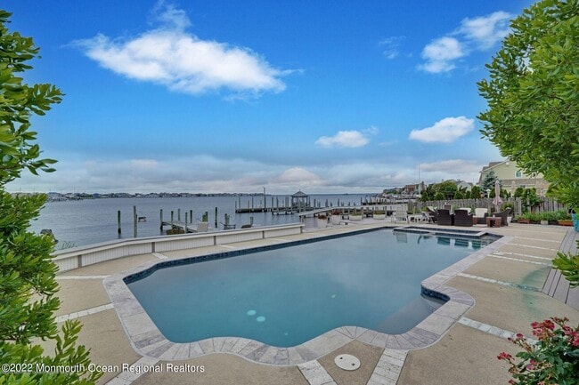 Building Photo - 323 Cove Dr