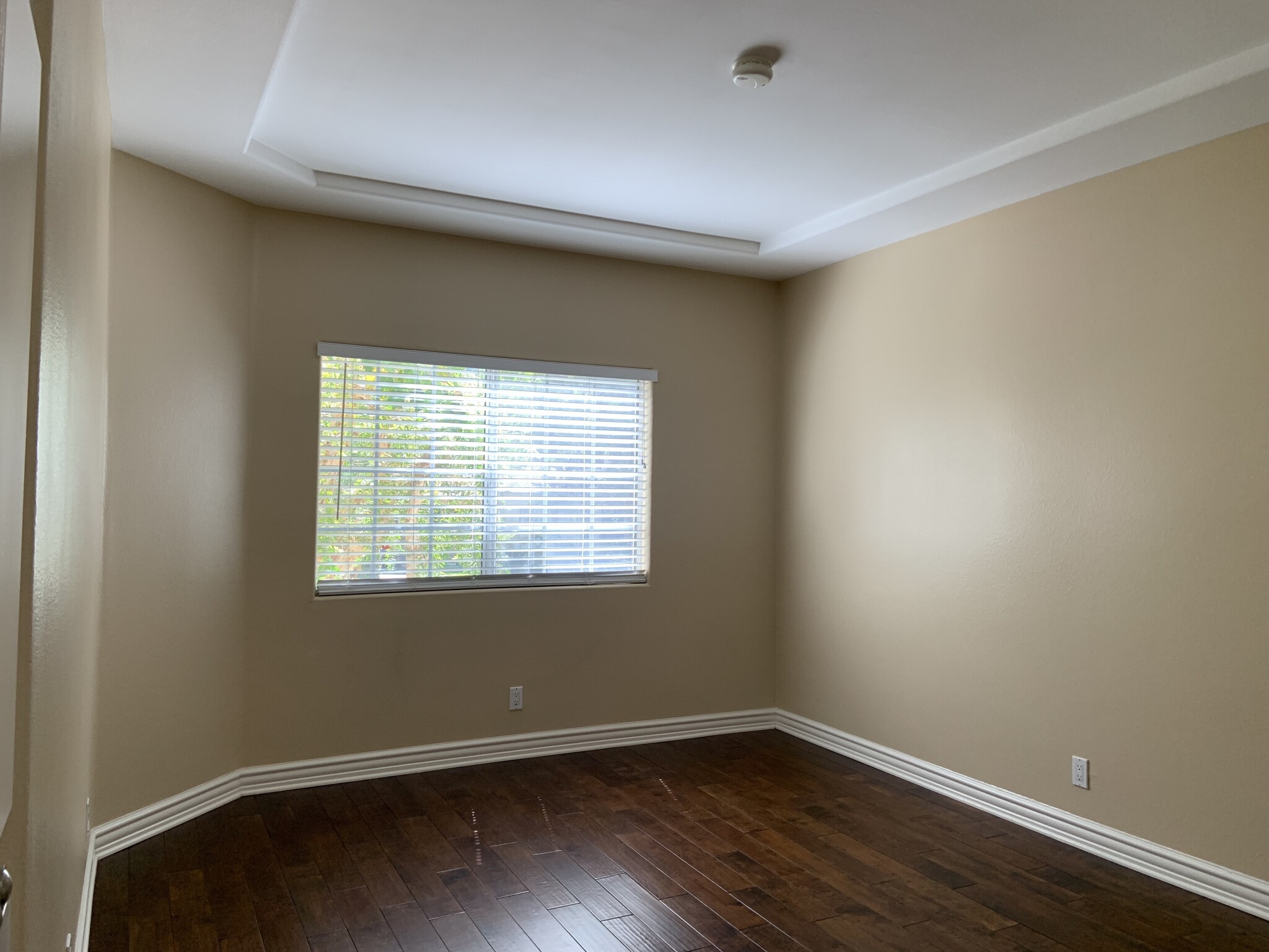 Large primary bedroom - 14415 Benefit St