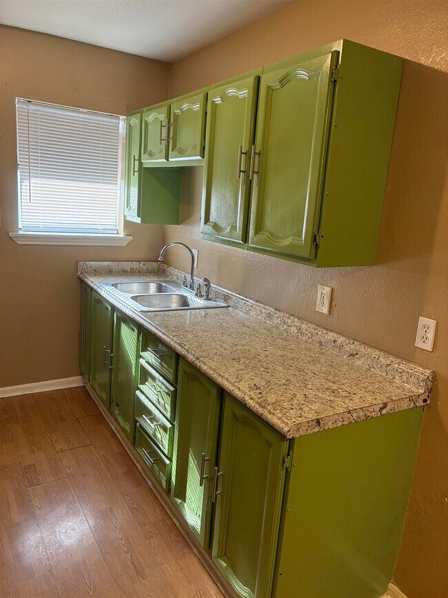 Building Photo - 800 S Vandeveer St