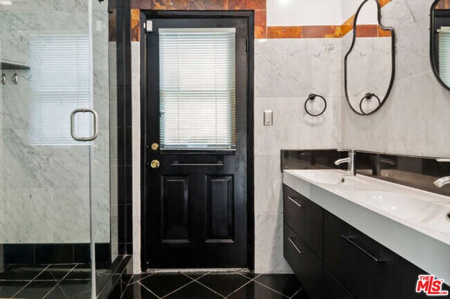 Building Photo - 3401 Alginet Dr