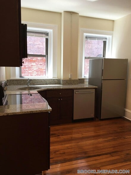 Building Photo - 1463 Beacon St