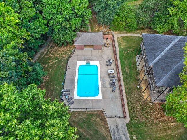 Building Photo - 3 Bedroom 2 Bath Pet Friendly Home For Rent with Community Pool Access!
