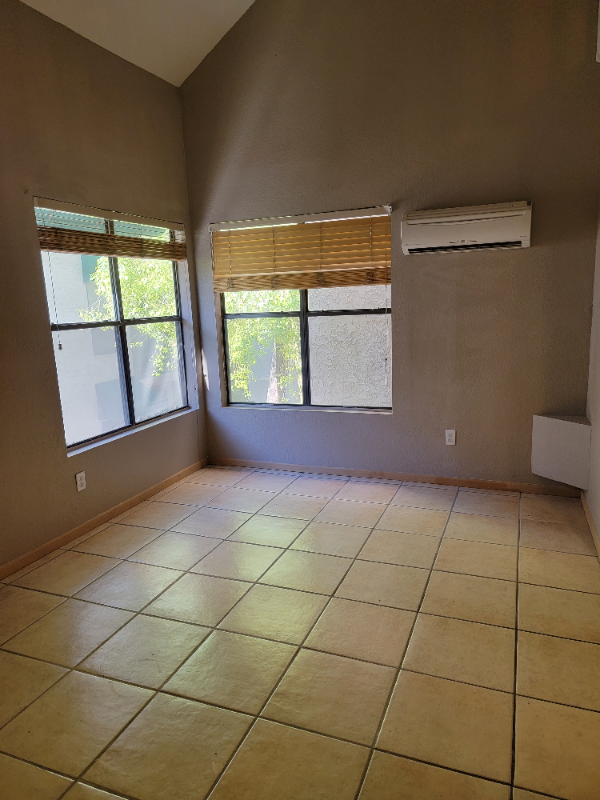 Building Photo - 490 Elm Dr
