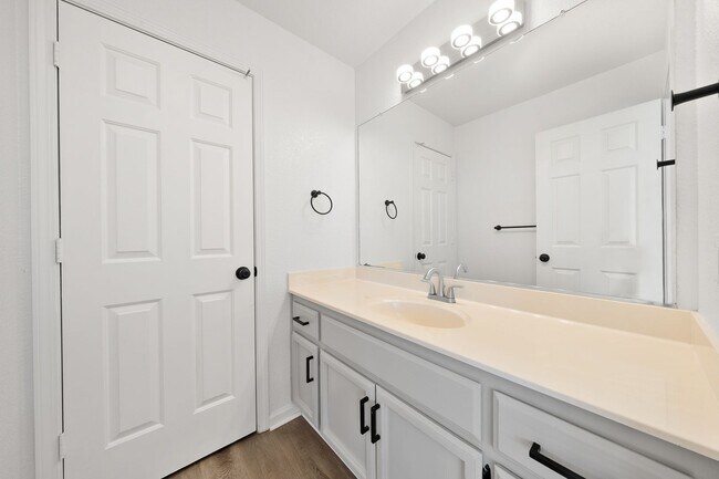 Building Photo - 404 Ruby Ct