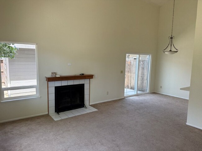 Building Photo - Modern 3 Bedroom Condo w/ Garage Vacaville...