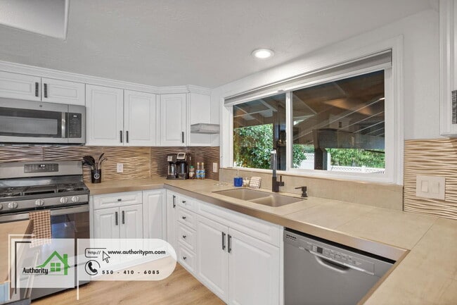 Building Photo - 3317 Riverside Dr