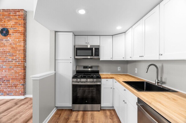 Building Photo - Fully Renovated 2BR in Historic Soulard | In-Unit Laundry | Off-Street Parking