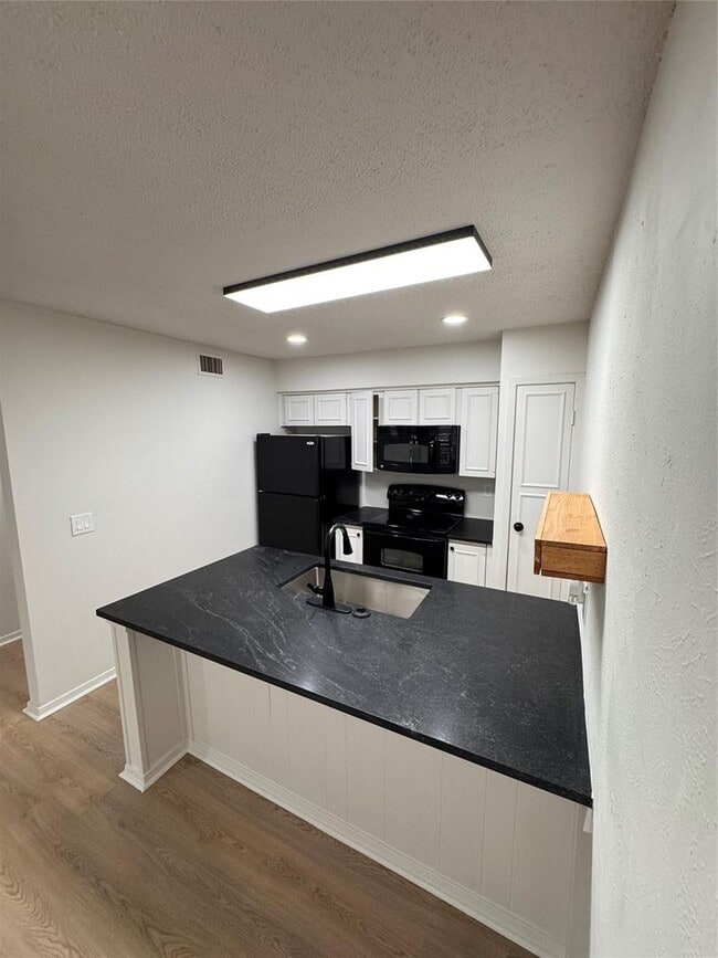 Building Photo - Great Oak Lawn Location!