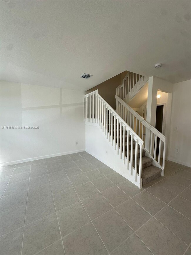 Building Photo - $2,450 2848 SE 26 Ter