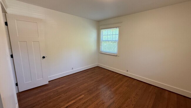 Building Photo - 3010 SW Underwood Dr