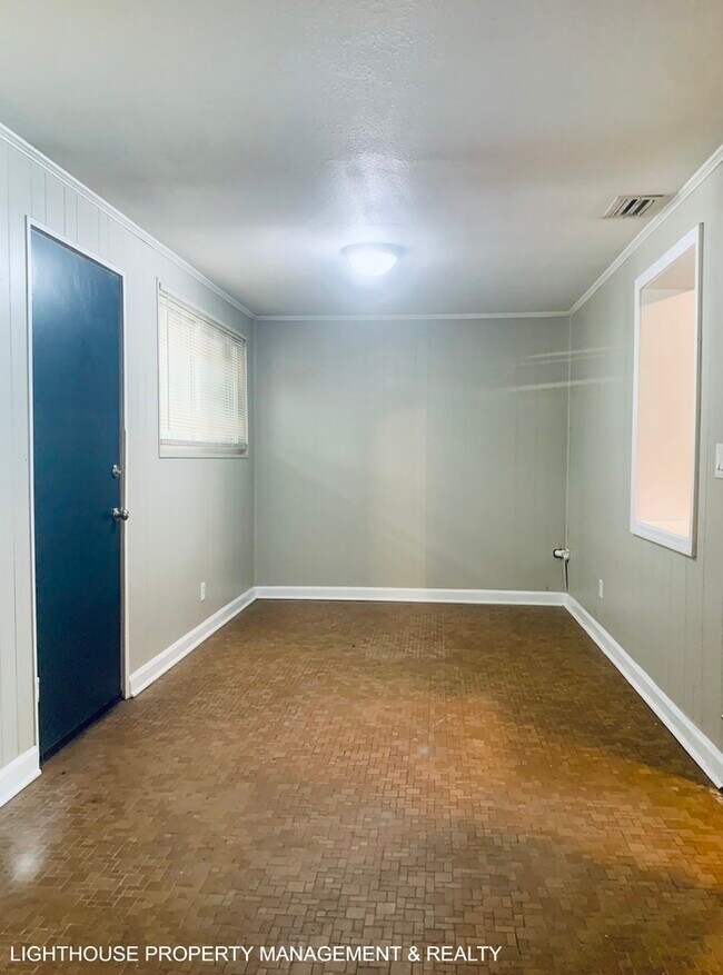 Building Photo - Large 4 Bed/2 Bath House with Carport & Fe...