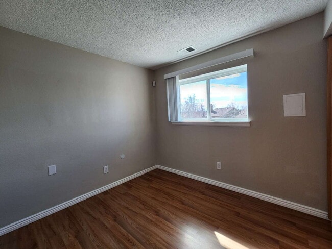 Building Photo - Beautiful 3 Bedroom Home In Great Neighborhood!