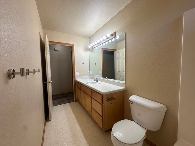 Building Photo - Ranch Style Home in NE Bend!  Fenced in backyard!