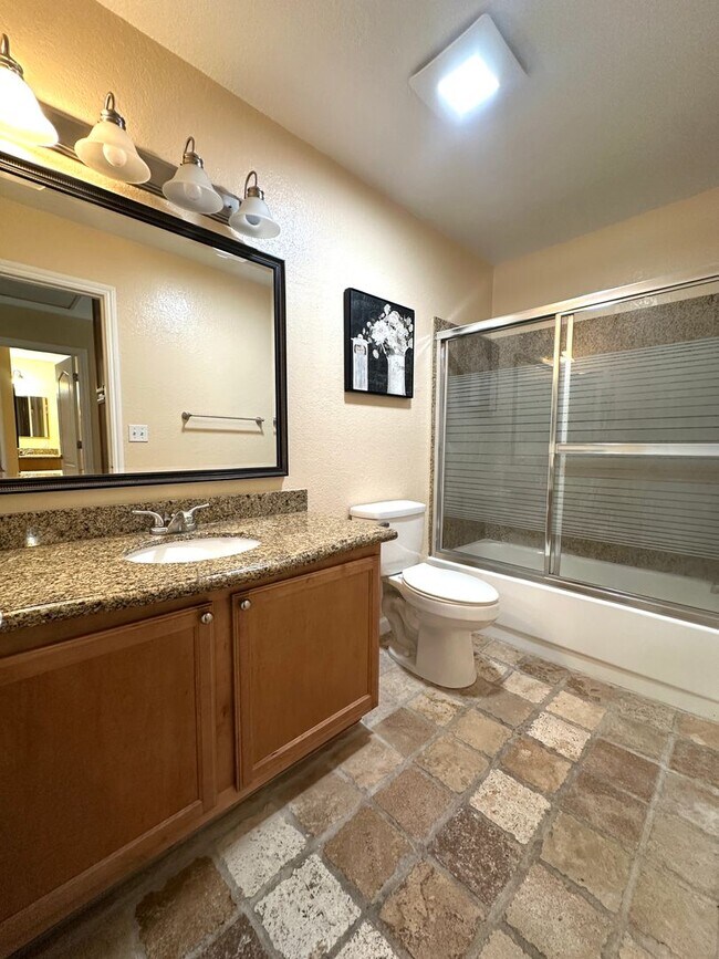 Building Photo - Conveniently located condo in Modesto