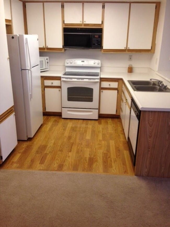 Building Photo - BEAUTIFUL ONE BEDROOM ONE BATH CONDO WITH ...