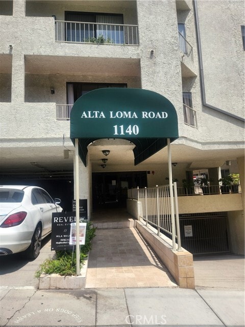 Primary Photo - 1140 Alta Loma Rd
