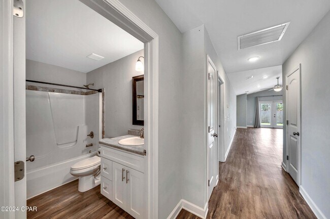 Building Photo - 205 Woodlawn Ct