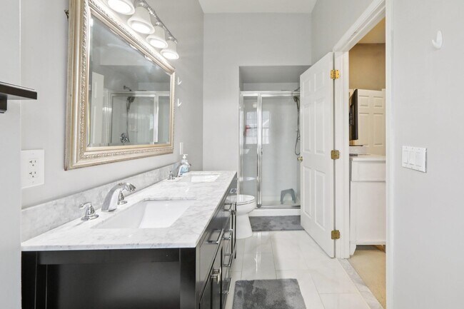 Building Photo - 273 Roslyn Ct