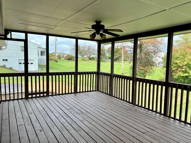 Building Photo - Large home in convent Blacksburg location