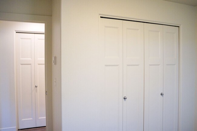 Building Photo - Contemporary Top-Floor Corner 2 Bedroom w/...