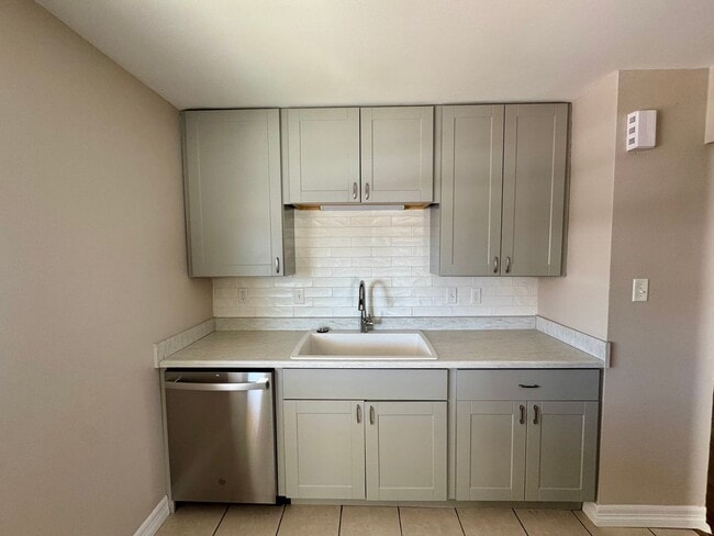 Building Photo - Updated 3 bedroom Centrally Located