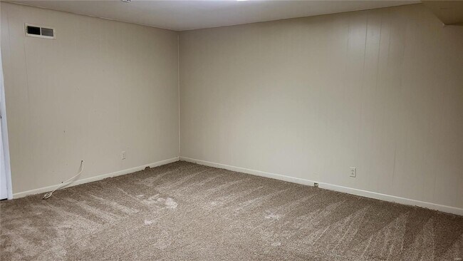 Building Photo - 447 Olian Dr