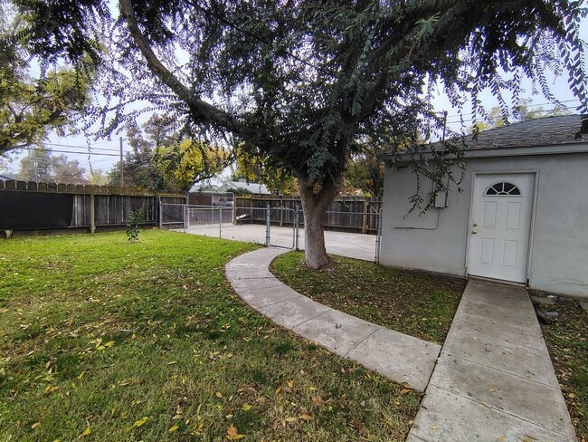 Building Photo - 301 Camellia Way