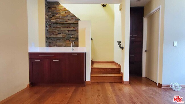 Building Photo - 7320 Balboa Blvd