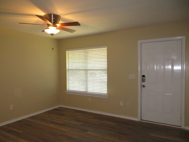 Building Photo - This home is waiting for YOU!
