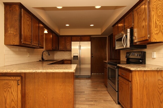 Building Photo - 4700 Hemlock Ln