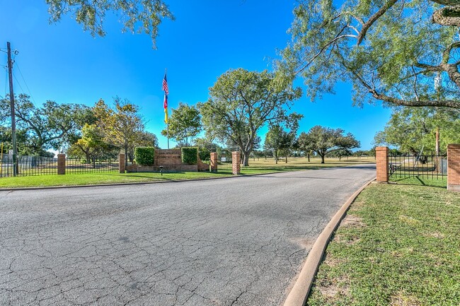 Building Photo - Stunning Country Club Townhome!!