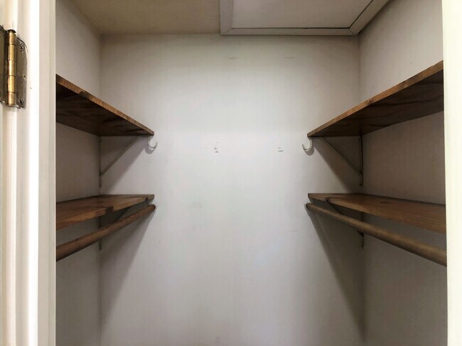 Building Photo - 1555 Flintwood Ave