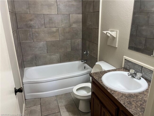 Building Photo - 3 bed, 2 bath, House.