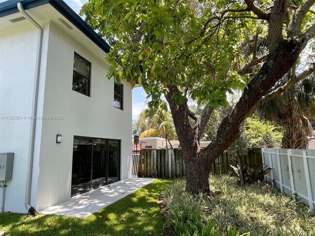 Building Photo - 4736 NW 15th Ct