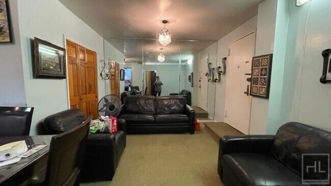 Building Photo - BRIGHT AND  LARGE 2  BEDROOMS RUGBY ROAD/P...
